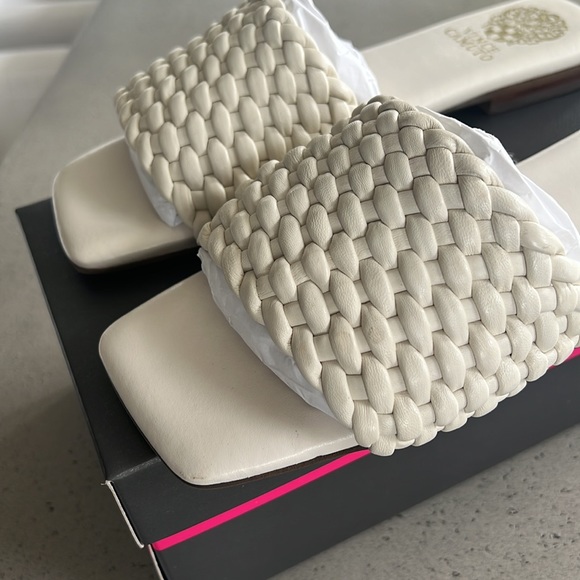 Vince Camuto slides - Picture 3 of 6